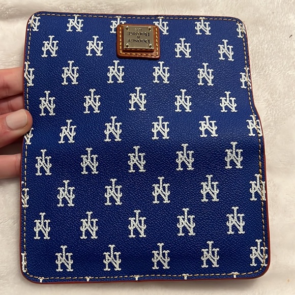 NWOT Dooney & Bourke New York Mets Slim Phone Wallet - Picture 4 of 4